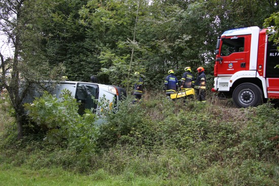 Bckerei-Verkaufsfahrzeug strzte in Edt bei Lambach ber Bschung