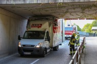 Klein-LKW bleibt in Gunskirchen in einer Unterführung stecken
