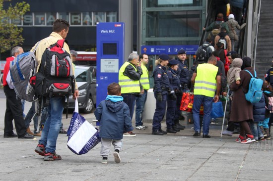 Flchtlinge setzten am Samstag Fahrt in Richtung Deutschland fort