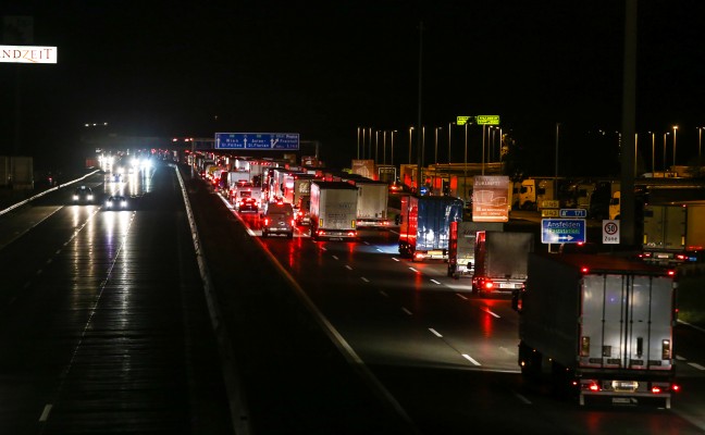 Sperre der Westautobahn nach schwerem LKW-Unfall bem Knoten Linz