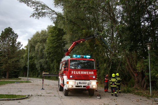 Feuerwehren bei Sturmschäden nach heftigen Sturmböen im Einsatz