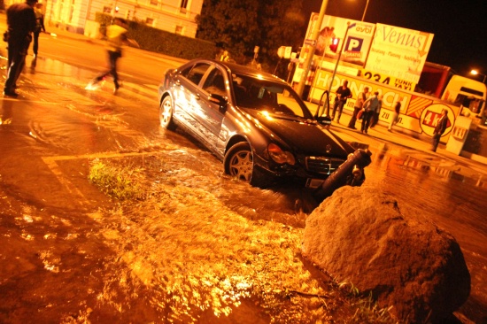 PKW prallt gegen Hydrant - Fahrbahn überflutet
