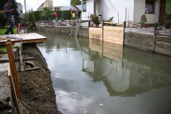 Wasser stieg whrend Mhlbachabkehr wieder an: Bagger in letzter Minute gerettet