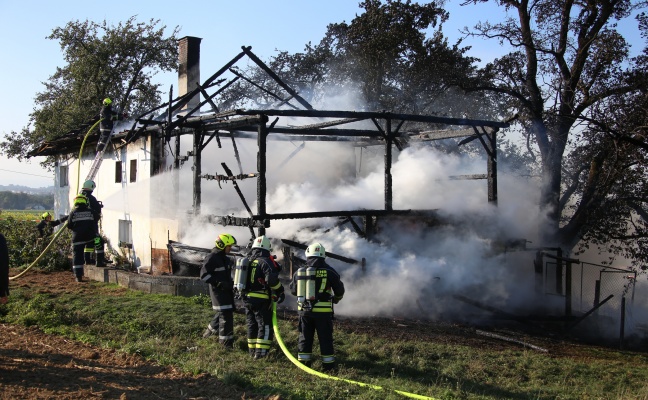 Neun Feuerwehren bei Brand eines Bauernhauses in Fischlham im Einsatz