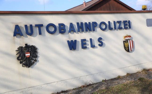 Fahrzeuglenker auf Autobahnparkplatz zwischen Auto und LKW eingeklemmt
