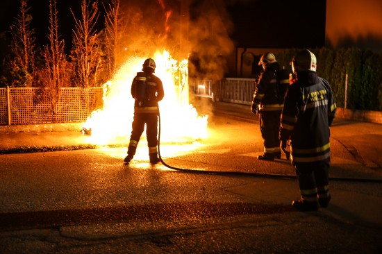 Papiercontainer in Wels-Neustadt vermutlich von zwei Jugendlichen in Brand gesteckt