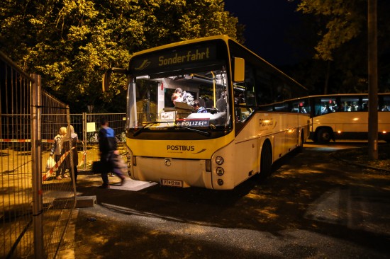 428 Flchtlinge verbringen Nacht auf Montag im neuen Flchtlingsnotquartier in Wels