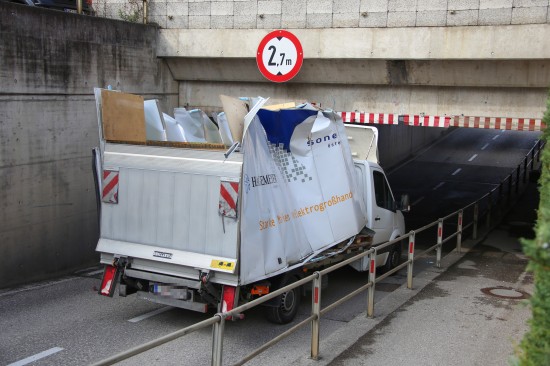 Wieder steckte ein Klein-LKW in einer Eisenbahnunterführung in Gunskirchen