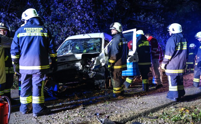 Verkehrsunfall mit Kleintransporter in Sattledt fordert einen Verletzten