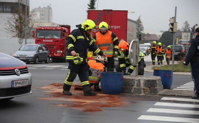 Aufrumarbeiten durch die Feuerwehr nach Verkehrsunfall in Marchtrenk