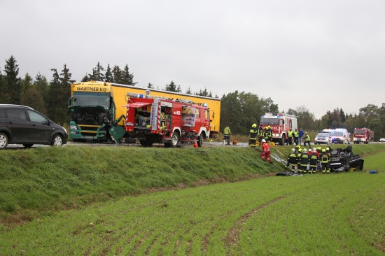 Schwerer Verkehrsunfall mit eingeklemmter Person in Gunskirchen