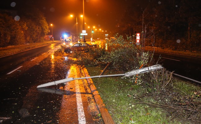 Straenbeleuchtung bei Unfall auf der Innviertler Strae in Wels-Neustadt gerammt