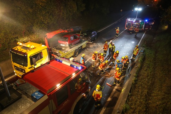 Nächtlicher Verkehrsunfall auf der Kremstal Straße bei Pasching fordert drei Verletzte