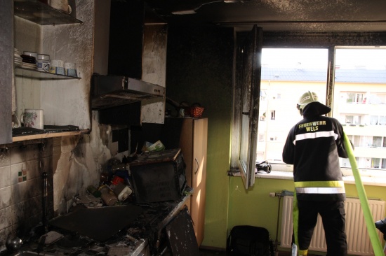 Küchenbrand in Mehrparteienhaus fordert zwei Verletzte