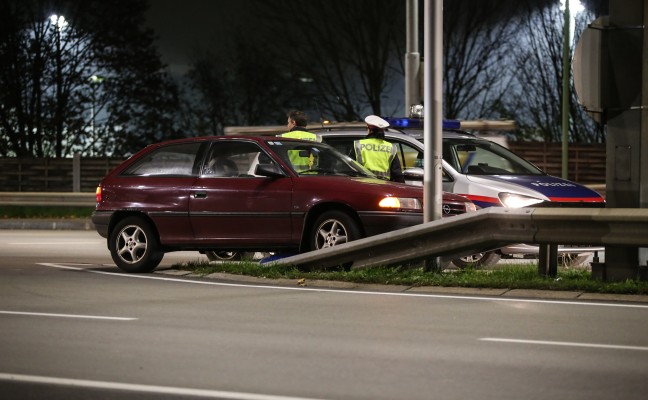 PKW krachte bei Verkehrsunfall in Thalheim bei Wels gegen Fahrbahnteiler