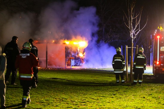 Holzunterstand bei Jugendtreff in Wels-Neustadt durch Brand zerstört