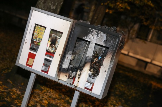 Brennender Kaugummiautomat in Wels-Lichtenegg von der Feuerwehr gelöscht