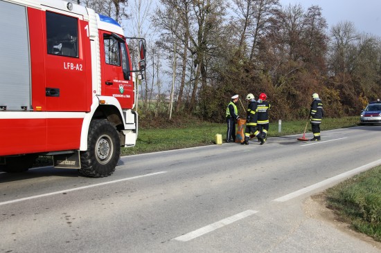 Verkehrsunfall mit drei Fahrzeugen auf der Traunuferstraße in Weißkirchen an der Traun