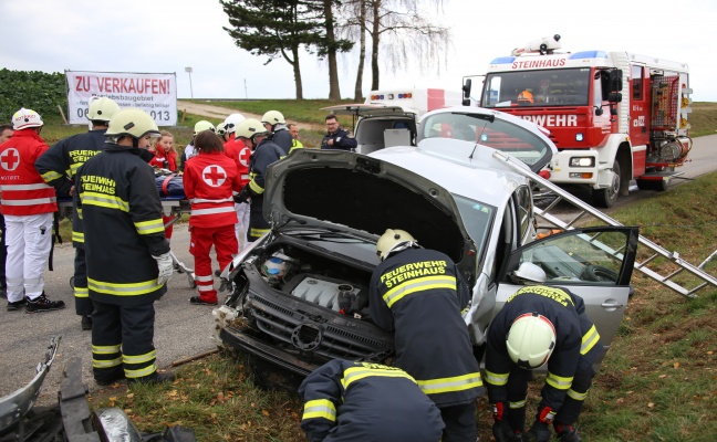 Feuerwehr befreit PKW-Lenker nach Verkehrsunfall in Steinhaus aus Fahrzeug