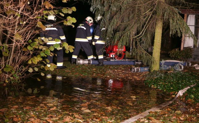 Grnbach trat nach Verklausung eines Wasserdurchlasses ber die Ufer