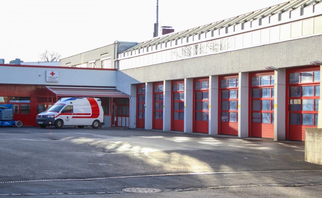 Rettungsfahrzeug am Parkplatz der Rot-Kreuz-Dienststelle in Traun entwendet
