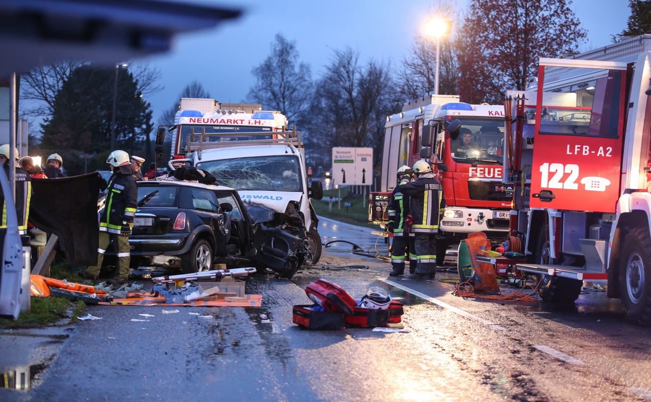 21 J hrige bei schwerem Verkehrsunfall in Neumarkt im  