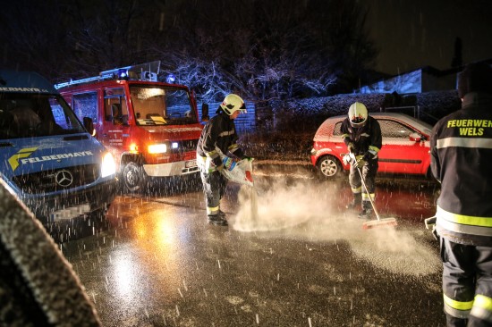 Umfangreicher Einsatz der Feuerwehren nach Dieselaustritt in Wels-Lichtenegg