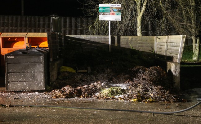 Kleinbrand an einer Grnschnittsammelstelle rasch gelscht
