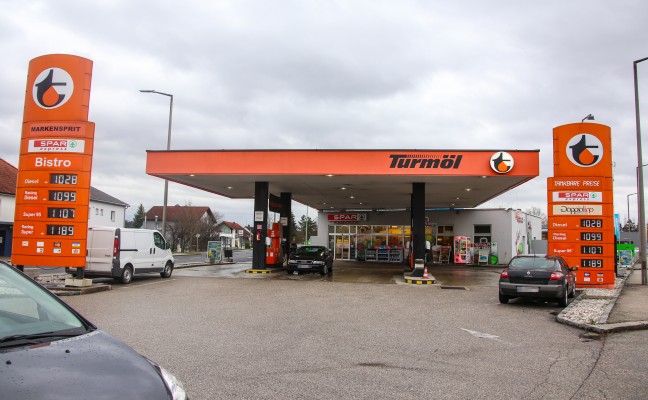 Kundin von der Feuerwehr aus Tankstellen-WC befreit