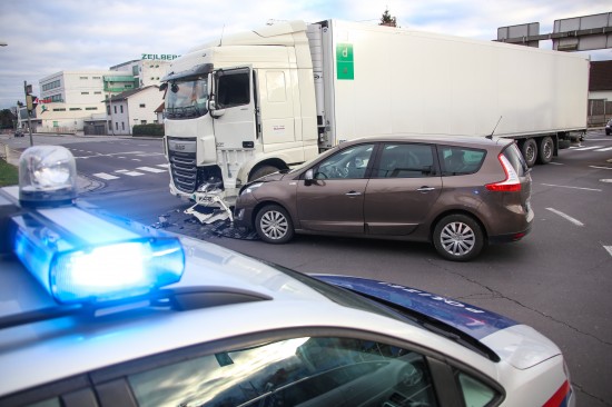 Kreuzungscrash zwischen LKW und PKW sorgte für erhebliche Verkehrsbehinderungen