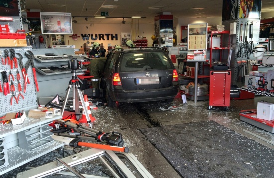 PKW krachte nach Kreuzungscrash in Hohenzell in einen Verkaufsraum