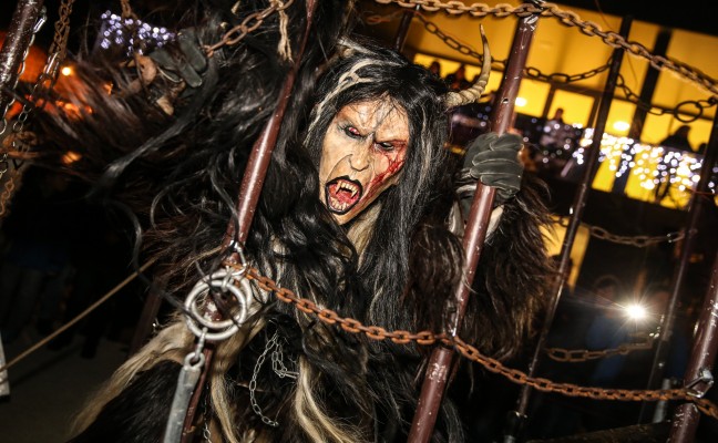 Stimmungsvoller Perchtenlauf beim Adventmarkt in Weikirchen an der Traun