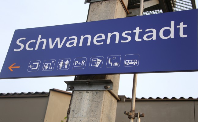 56-jähriger Mann im Bahnhof Schwanenstadt von Zug erfasst und schwer verletzt