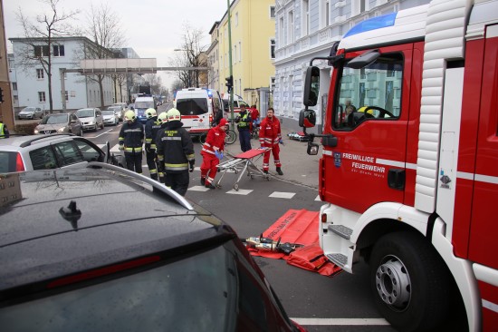 Feuerwehr befreit Person nach Kreuzungscrash in Wels aus Unfallfahrzeug