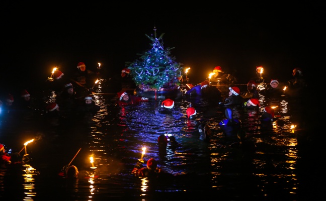 Christbaumschwimmen und Perchtenlauf in Marchtrenk