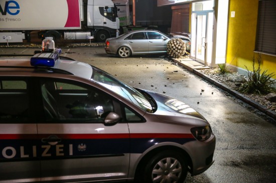 Fahrzeug kracht in Wels-Pernau in ein Bürogebäude