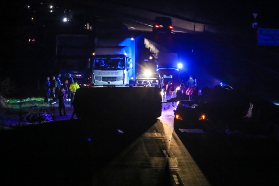 Kleinbus samt Anhänger blockierte nach Verkehrsunfall die Innkreisautobahn