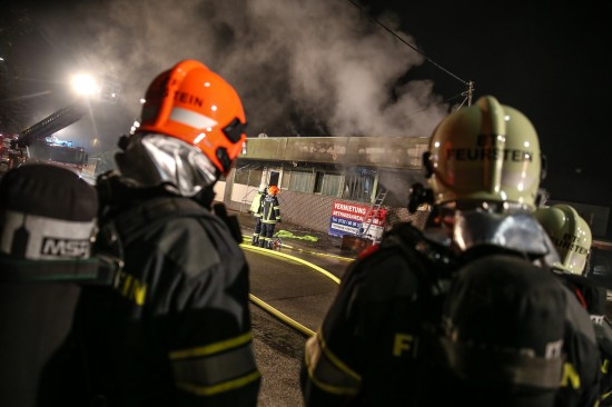 Leerstehendes Gewerbeobjekt in Traun ging in Flammen auf