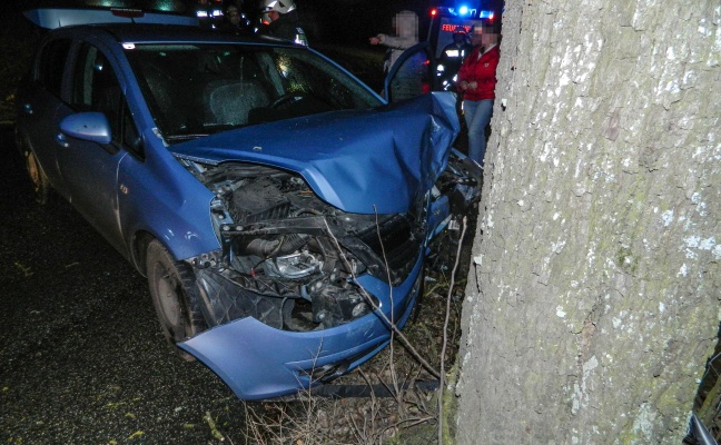 Unfall auf spiegelglatter Straße fordert zwei Verletzte