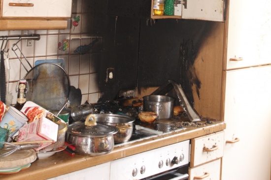 Feuerwehr bei Küchenbrand in Mehrparteienhaus im Einsatz