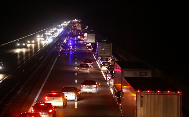 Verkehrsunfall mit mehreren Fahrzeugen im Abendvekehr sorgt für mehrere Kilometer Stau