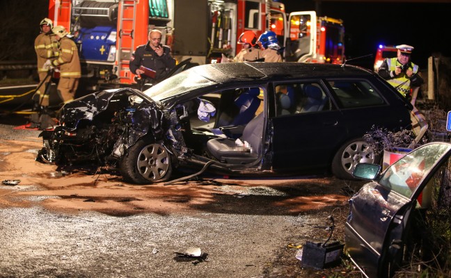 Lenker bei schwerem Verkehrsunfall auf der Mhlkreisautobahn im Fahrzeug eingeklemmt