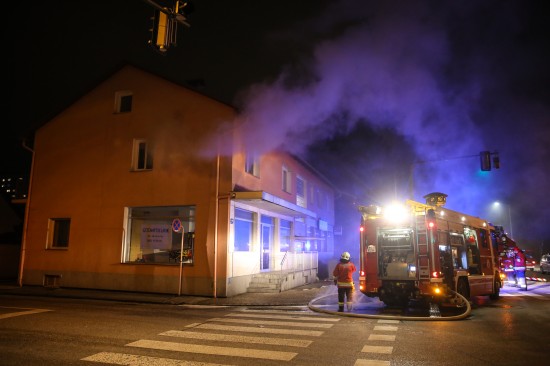 Person bei Wohnungsbrand in Wels-Lichtenegg über Drehleiter vom Dach gerettet