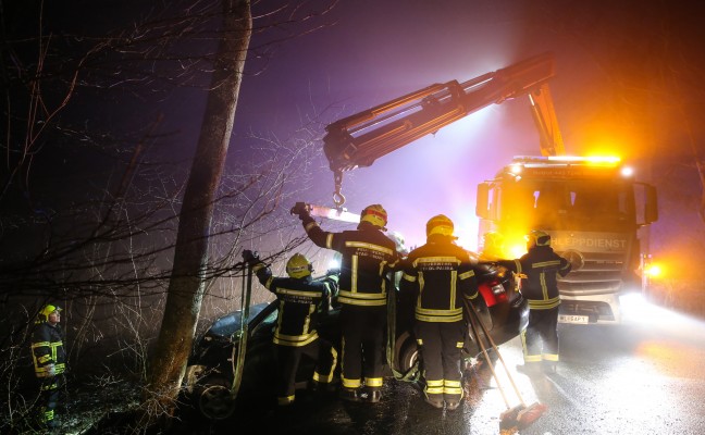PKW prallt bei Verkehrsunfall in Stadl-Paura gegen Baum