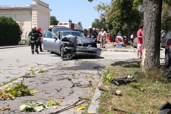 PKW rast auf Parkplatz gegen Baum - 3 Verletzte