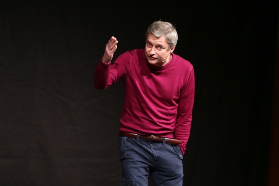 Kabarettist Alfred Dorfer begeistert Publikum in Oferting mit seinem Programm "bis jetzt"