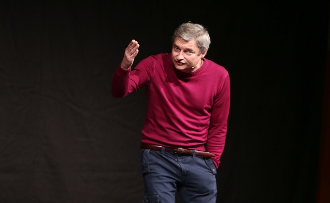 Kabarettist Alfred Dorfer begeistert Publikum in Oferting mit seinem Programm "bis jetzt"