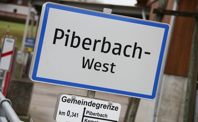 Seniorenfahrzeug auf Siedlungsstrae in Piberbach umgekippt