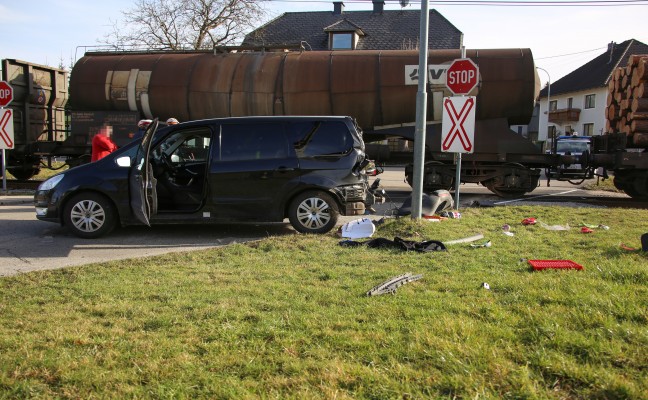Kollision zwischen Güterzug und PKW auf Bahnübergang in Roitham am Traunfall
