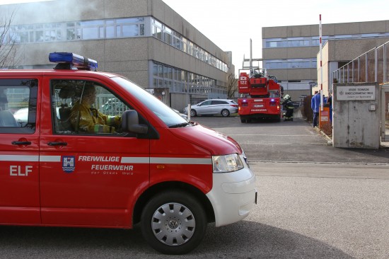 Rauchentwicklung in einem Schulgebäude sorgt für Feuerwehreinsatz